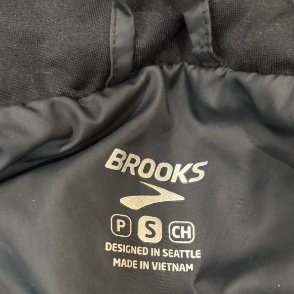 Brooks Women’s Cascading Thermal Black Puffer Running Vest Sz Small 120275 - Picture 6 of 9